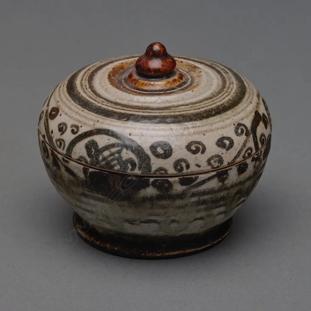 A Sawankhalok stoneware covered box, Image 1++